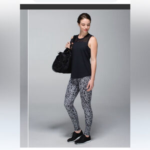 Lululemon Wunder Under Pant Luxtreme Roll Down
Pretty Palm Black Angel Wing sz 4